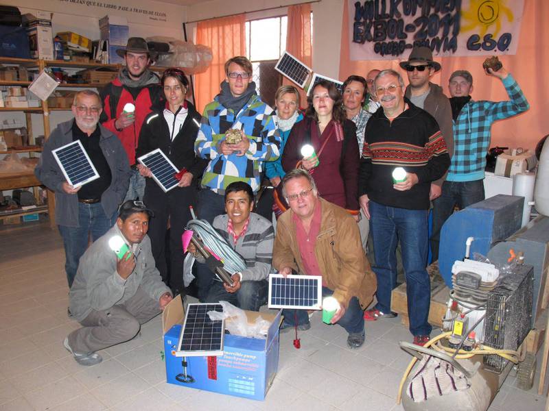 Die Mitglieder der INTERSOL-Exkursion in Oruro/Bolivien gemeinsam mit den Mitarbeitern des Complejo Solar Oruro und die neuen Solarkomponenten